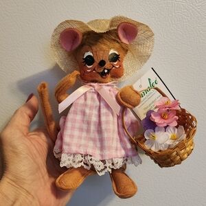 ANNALEE COUNTRT MOUSE WITH FLOWERS.